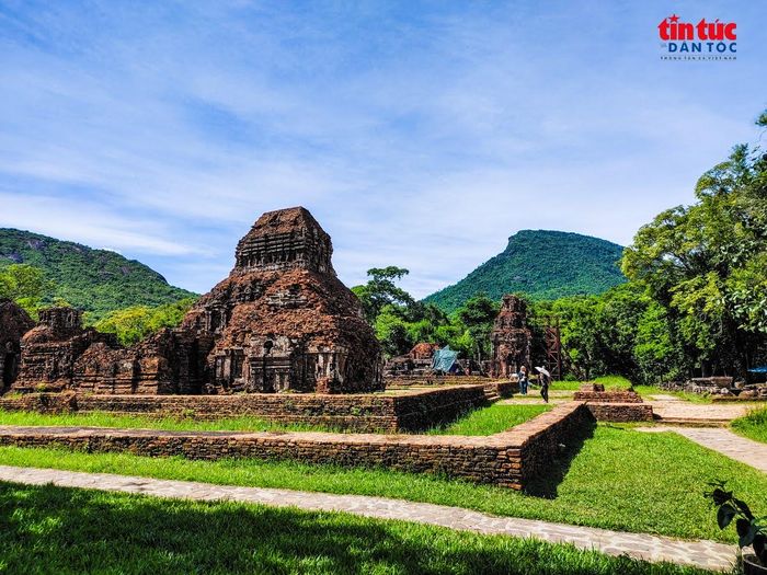 Những đền tháp cổ hòa vào núi rừng, tạo nên tổng thể kiến trúc và cảnh quan đẹp hài hoà.