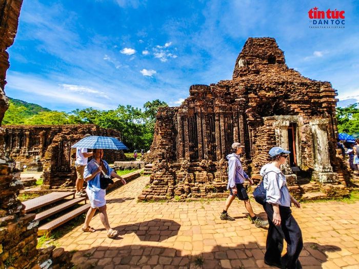 Trong buổi nắng sớm, những ngôi tháp gạch đỏ hiện lên giữa cây rừng, tạo nên vẻ trầm mặc và huyền bí cho thung lũng Mỹ Sơn.
