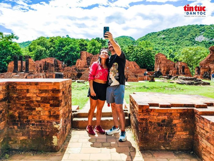 Anh Erich Sone chụp ảnh check in cùng bạn gái tại Khu đền tháp Mỹ Sơn.