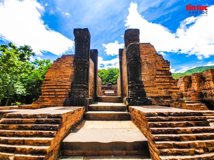 Các mái tháp đã mất, bức tường dang dở và phù điêu sứt mẻ trở thành chứng tích sống động về những biến động của thời gian.