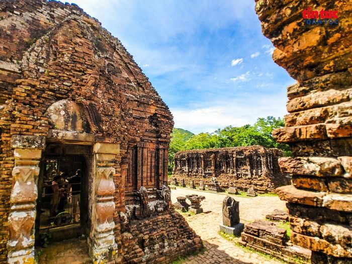 Những viên gạch được xếp khít, nhiều mạch nối gần như không thể nhận ra bằng mắt thường, cho thấy kỹ thuật xây dựng đặc biệt của người Champa xưa.