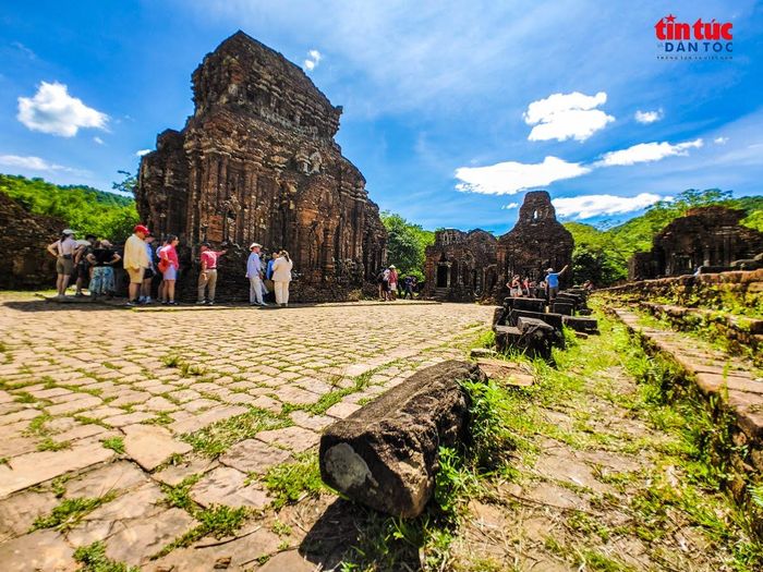 Du khách tìm hiểu thông tin và sơ đồ các điểm tham quan tại Khu đền tháp Mỹ Sơn.