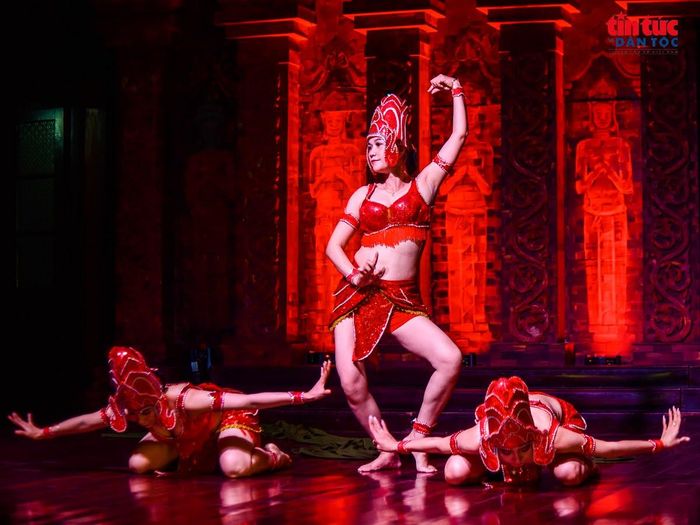 Vũ điệu Apsara mềm mại giữa màu gạch đỏ đưa du khách đến gần hơn với thế giới nghệ thuật và tín ngưỡng Champa.