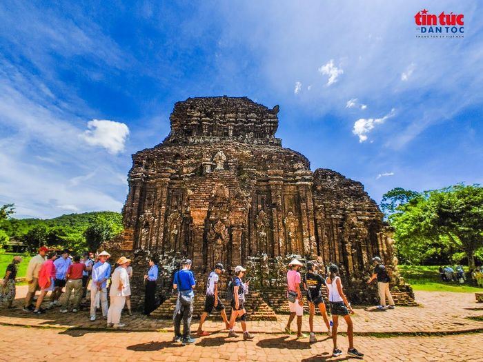 Khu di tích Thánh địa Mỹ Sơn đón khoảng 438.000 lượt khách trong năm 2025 và đặt mục tiêu đón khoảng 490.000 lượt khách trong năm 2026. Lượng khách quốc tế luôn chiếm tỷ lệ lớn trong tổng số du khách đến tham quan di sản này