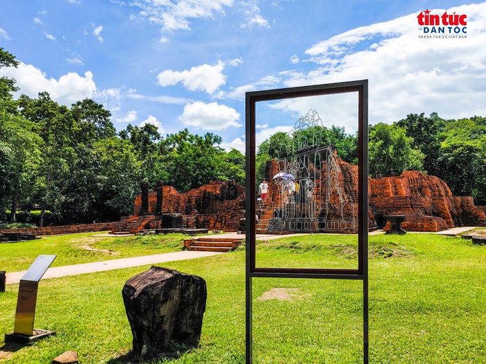 Nhiều công trình tại Mỹ Sơn bị phá hủy trong chiến tranh, chỉ còn lại chân đế, mảng tường và các cấu kiện mang dấu vết thời gian.