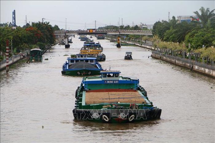 Sà lan vận chuyển hàng hóa khối lượng lớn trên kênh xáng Xà No, Thành phố Cần Thơ. Ảnh: Duy Khương/TTXVN