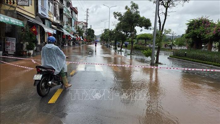 Hàng rào mềm cảnh báo ngập lụt đường Nguyễn Du, phường Đông Kinh ven sông Kỳ Cùng, tỉnh Lạng Sơn.