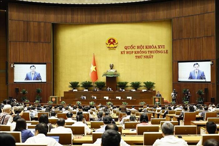 Bộ trưởng Bộ Công Thương Lê Mạnh Hùng, thừa ủy quyền của Thủ tướng Chính phủ trình bày Báo cáo giải trình, tiếp thu, chỉnh lý dự thảo Luật Dầu khí (sửa đổi). Ảnh: Doãn Tấn/TTXVN