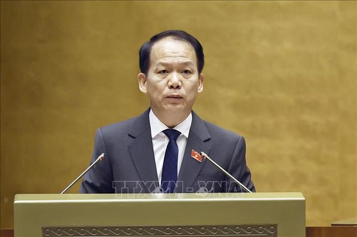 Bộ trưởng Bộ Tư pháp Hoàng Thanh Tùng, thừa ủy quyền của Thủ tướng Chính phủ trình bày Báo cáo giải trình, tiếp thu, chỉnh lý dự thảo Luật Phổ biến, giáo dục pháp luật (sửa đổi) . Ảnh: Doãn Tấn/TTXVN