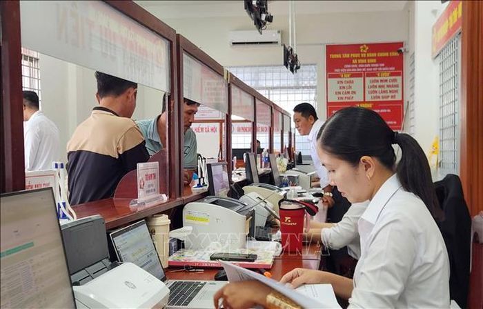 Xử lý thủ tục hành chính tại tỉnh An Giang. Ảnh: Văn Sĩ - TTXVN