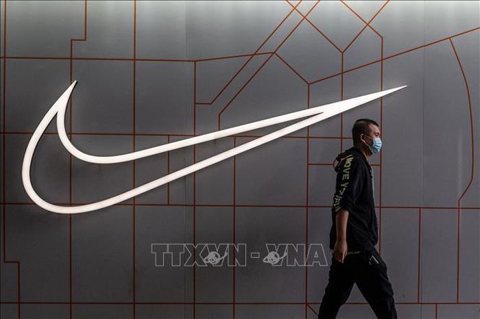 Biểu tượng Nike tại một cửa hàng ở Bắc Kinh, Trung Quốc. Ảnh: AFP/TTXVN (không được phép khai thác, sử dụng bởi bên thứ ba)