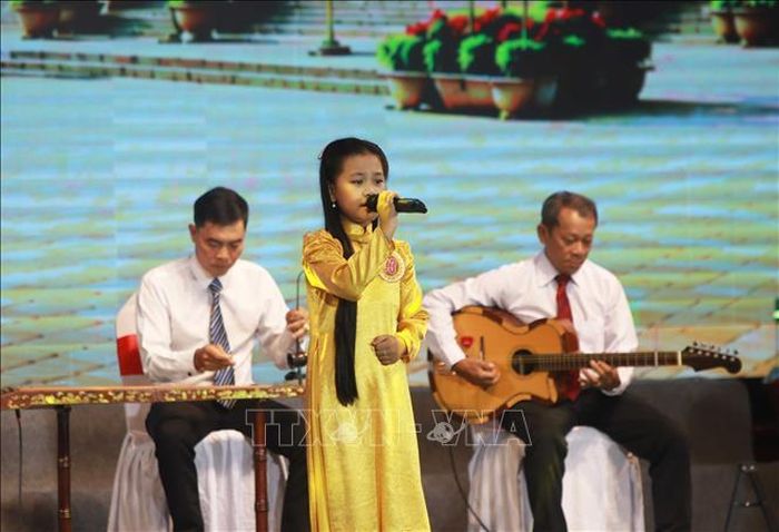 Em Nguyễn Đặng Tố Nhi, học sinh trường Tiểu học 2 Phong Điền thể hiện phần thi thông qua điệu thức là 10 câu Giang Nam tại  Hội thi Đờn ca tài tử hè năm 2026. Ảnh: Huỳnh Anh - TTXVN