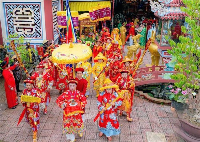 Thực hiện nghi lễ ở Lễ hội Điện Huệ Nam, thành phố Huế. Ảnh: Nguyên Lý/TTXVN