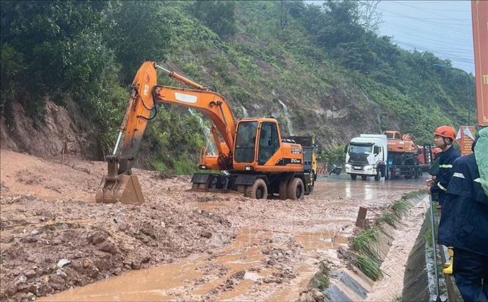 Khắc phục sạt lở đất ở cầu 2 Vân Đồn. Ảnh: TTXVN phát