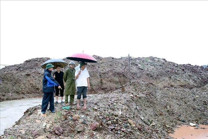 Lãnh đạo UBND đặc khu Vân Đồn đi chỉ đạo khắc phục ngập úng, sạt lở đất. Ảnh: TTXVN phát
