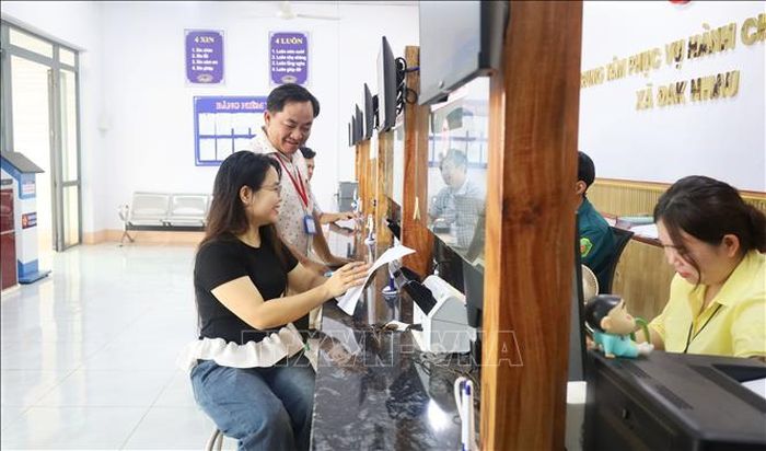 Chủ tịch UBND xã Đăk Nhau Tô Hoài Nam thăm hỏi, hướng dẫn người dân thực hiện thủ tục hành chính tại Trung tâm Phục vụ hành chính công xã.