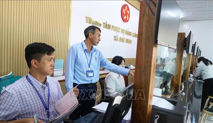 Ông Đào Văn Long (áo xanh), Phó Giám đốc phụ trách Trung tâm Phục vụ Hành chính công xã Đăk Nhau, cho biết sau khi địa bàn được sắp xếp, khối lượng hồ sơ cần tiếp nhận, giải quyết tăng lên.