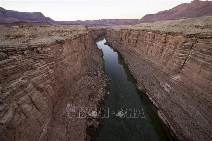 Mực nước sông Colorado tại Marble Canyon, bang Arizona, Mỹ giảm xuống mức thấp kỷ lục do hạn hán. Ảnh tư liệu: AFP/TTXVN.