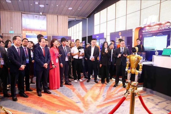 Phó Thủ tướng Lê Tiến Châu và các đại biểu tham quan trưng bày các sản phẩm ứng dụng trí tuệ nhân tạo tại Diễn đàn Pháp luật ASEAN 2026, sáng 18/8/2026. Ảnh: Phạm Kiên/TTXVN