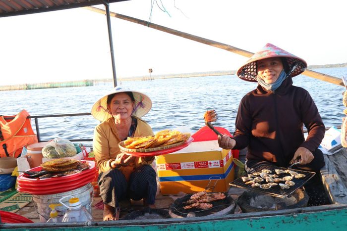 Chính sự thân thiện, mộc mạc của những ngư dân Ngư Mỹ Thạnh là điểm nhấn của tour du lịch cộng đồng nơi đây.