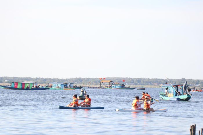 Trải nghiệm chèo SUP trên phá Tam Giang.