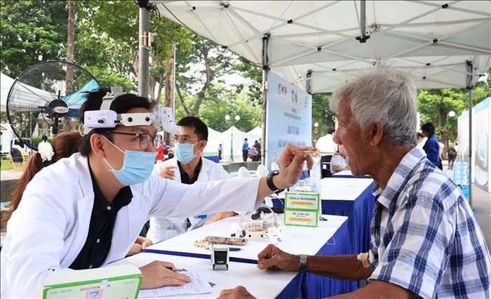 Người cao tuổi được khám tai mũi họng tại Ngày hội.