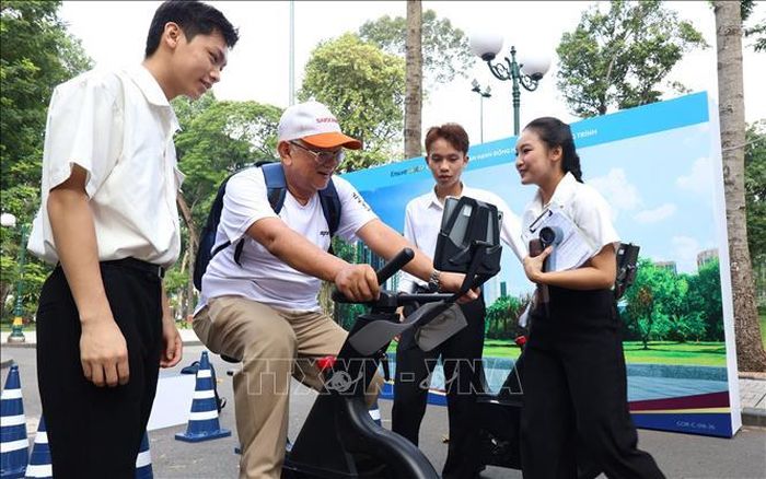 Người cao tuổi thử sức cơ tại Ngày hội.