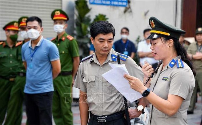 Lực lượng thi hành án dân thành phố Hải Phòng phối hợp với Phòng Cảnh sát thi hành án hình sự và hỗ trợ tư pháp (Công an Hải Phòng) tổ chức cưỡng chế.