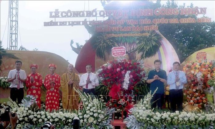 Lãnh đạo tỉnh Hưng Yên tặng hoa chúc mừng xã Đại Đồng, Chùa Nôm tại lễ công bố quyết định công nhận Điểm du lịch Di tích lịch sử - văn hóa Quốc gia Chùa Nôm. Ảnh: Đinh Văn Nhiều/TTXVN