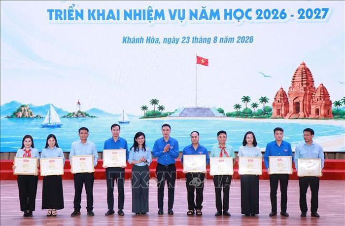 Đại diện Hội đồng Đội Trung ương trao Bằng khen của Hội đồng Đội Trung ương cho các tập thể, đơn vị đạt thành tích xuất sắc trong công tác Đội và phong trào thiếu nhi.