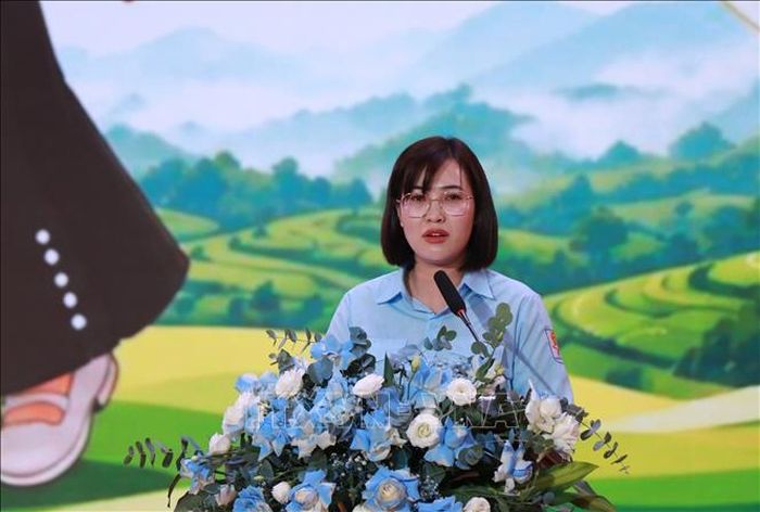 Chị Dương Thị Vui, Phó Bí thư Tỉnh đoàn, Chủ tịch Hội đồng Đội tỉnh Lào Cai tham luận tại hội nghị.