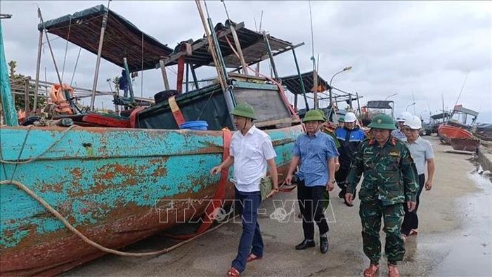 Ông Bùi Trung Tiến, Bí thư Đảng ủy Đặc khu Bạch Long Vĩ kiểm tra công tác phòng chống bão trên đảo. Ảnh: TTXVN phát