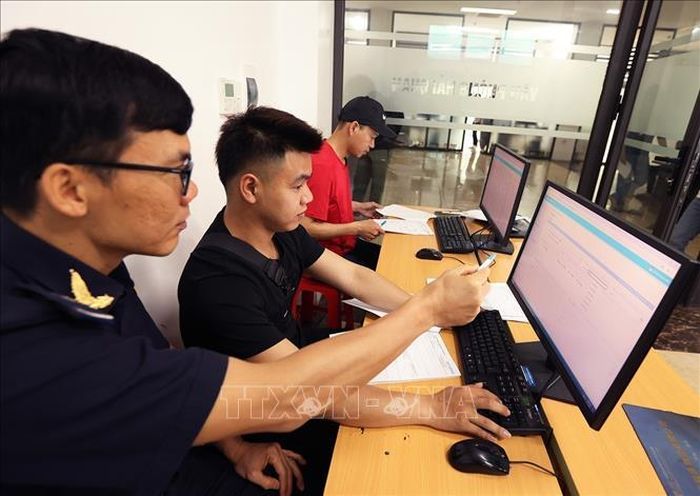Nhân viên Hải quan hướng dẫn khách hàng hoàn thiện thủ tục đối với hàng hoá xuất khẩu tại cửa khẩu Tân Thanh, tỉnh Lạng Sơn. Ảnh: Vũ Sinh/TTXVN