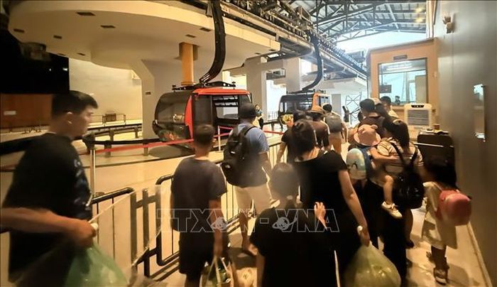 Du khách lên cáp treo tại Ga Cát Hải - Phù Long, Đặc khu Cát Hải. Ảnh: TTXVN phát