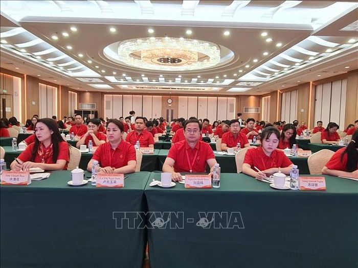 Đại diện đoàn thanh niên, thế hệ trẻ Việt Nam tìm hiểu về dấu chân Chủ tịch Hồ Chí Minh tại Trung Quốc.