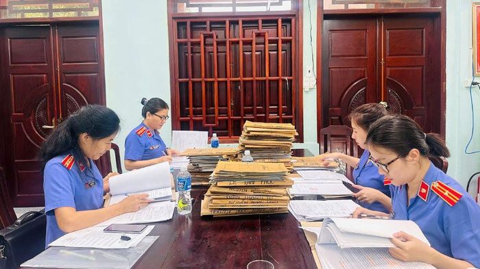 Kiểm sát việc lập hồ sơ đề nghị đặc xá. Ảnh: VKSNDTC