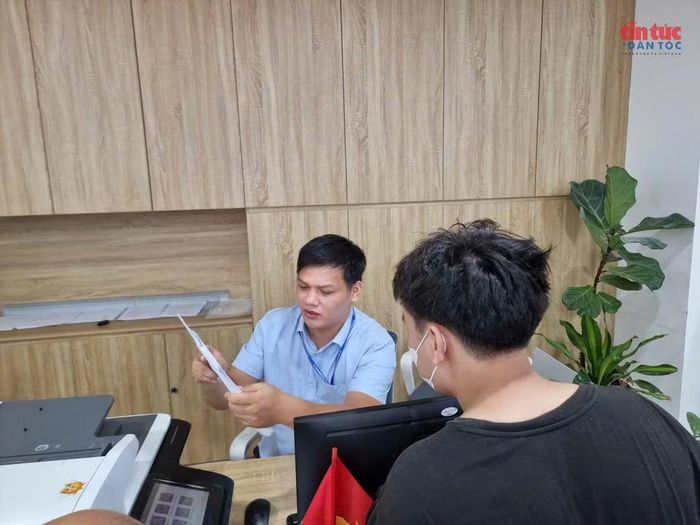 Nhân viên khu vực chuyển đổi số giải thích cụ thể hơn phân loại thủ tục cần làm và hướng dẫn khai lại qua Cổng Dịch vụ công mục chứng thực chữ ký.