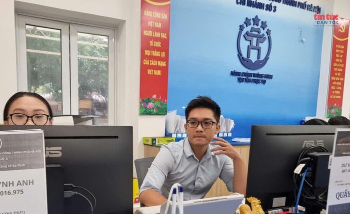 Nhân viên tiếp nhận giải thích cụ thể về quy trình làm trực tuyến và yêu cầu khai lại.