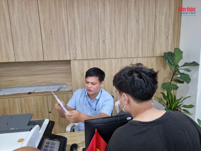 Nhân viên khu vực chuyển đổi số giải thích cụ thể hơn phân loại thủ tục cần làm và hướng dẫn khai lại qua Cổng Dịch vụ công mục chứng thực chữ ký.