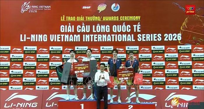 Ban Tổ chức trao giải Nhất, Nhì nội dung đôi nam.