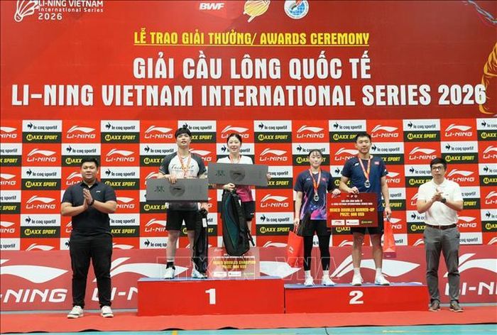 Ban Tổ chức trao giải Nhất, Nhì cho các vận động viên ở nội dung đôi nam, nữ.