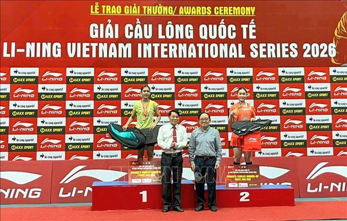 Ban Tổ chức trao giải Nhất, Nhì cho các vận động viên ở nội dung đơn nữ.
