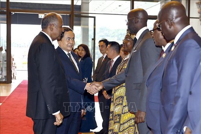 Chủ tịch Quốc hội Trần Thanh Mẫn với thành viên đoàn Côte d’Ivoire (Bờ Biển Ngà). Ảnh: Doãn Tấn/TTXVN