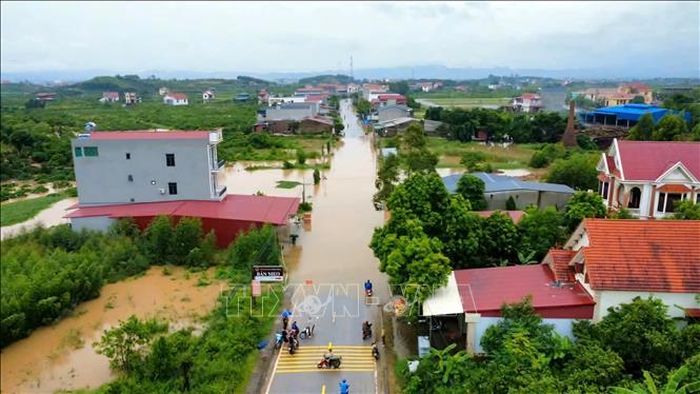 Một số tuyến đường bị chia cắt cục bộ do nước lũ dâng cao. Ảnh: TTXVN phát