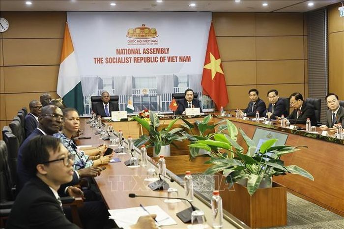 Chủ tịch Quốc hội Trần Thanh Mẫn cùng Chủ tịch Quốc hội Cộng hòa Côte d’Ivoire Patrick Achi nghe giới thiệu về chuyển đối số của Quốc hội. Ảnh: Doãn Tấn/TTXVN