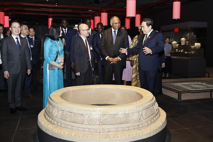 Chủ tịch Quốc hội Trần Thanh Mẫn cùng Chủ tịch Quốc hội Cộng hòa Côte d’Ivoire Patrick Achi tham quan Khu trưng bày khảo cổ dưới lòng tòa nhà Quốc hội. Ảnh: Doãn Tấn/TTXVN