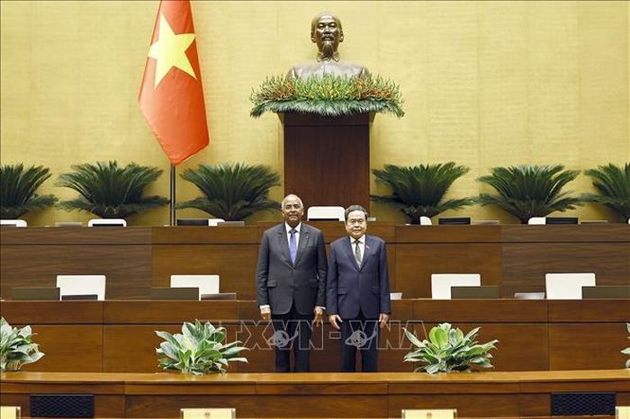 Chủ tịch Quốc hội Trần Thanh Mẫn cùng Chủ tịch Quốc hội Cộng hòa Côte d’Ivoire Patrick Achi tham quan Hội trường Diên Hồng nhà Quốc hội. Ảnh: Doãn Tấn/TTXVN