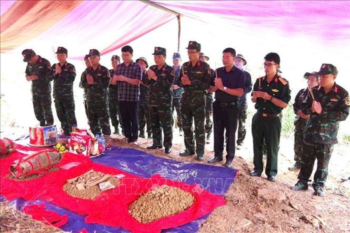 Lãnh đạo Bộ Chỉ huy Quân sự tỉnh thực hiện các nghi thức, đưa hài cốt liệt sĩ về bảo quản tại Nhà quàn.