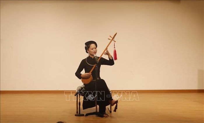Thí sinh Vương Thị Toán biểu diễn bài hát “Chín bậc tình yêu” với đàn tính.