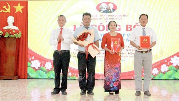 Bí thư Đảng ủy xã Nha Bích (Đồng Nai) Nguyễn Trung Dũng trao quyết định thành lập Chi bộ Hợp tác xã Nông nghiệp Nha Bích. Ảnh: Nhật Bình/TTXVN